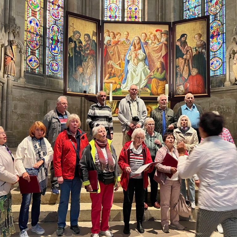 Foto: R. Dunzweiler Eine Gruppe des Gesangvereins Frohsinn aus Landsberg sing vor dem Altar im Naumburger Dom